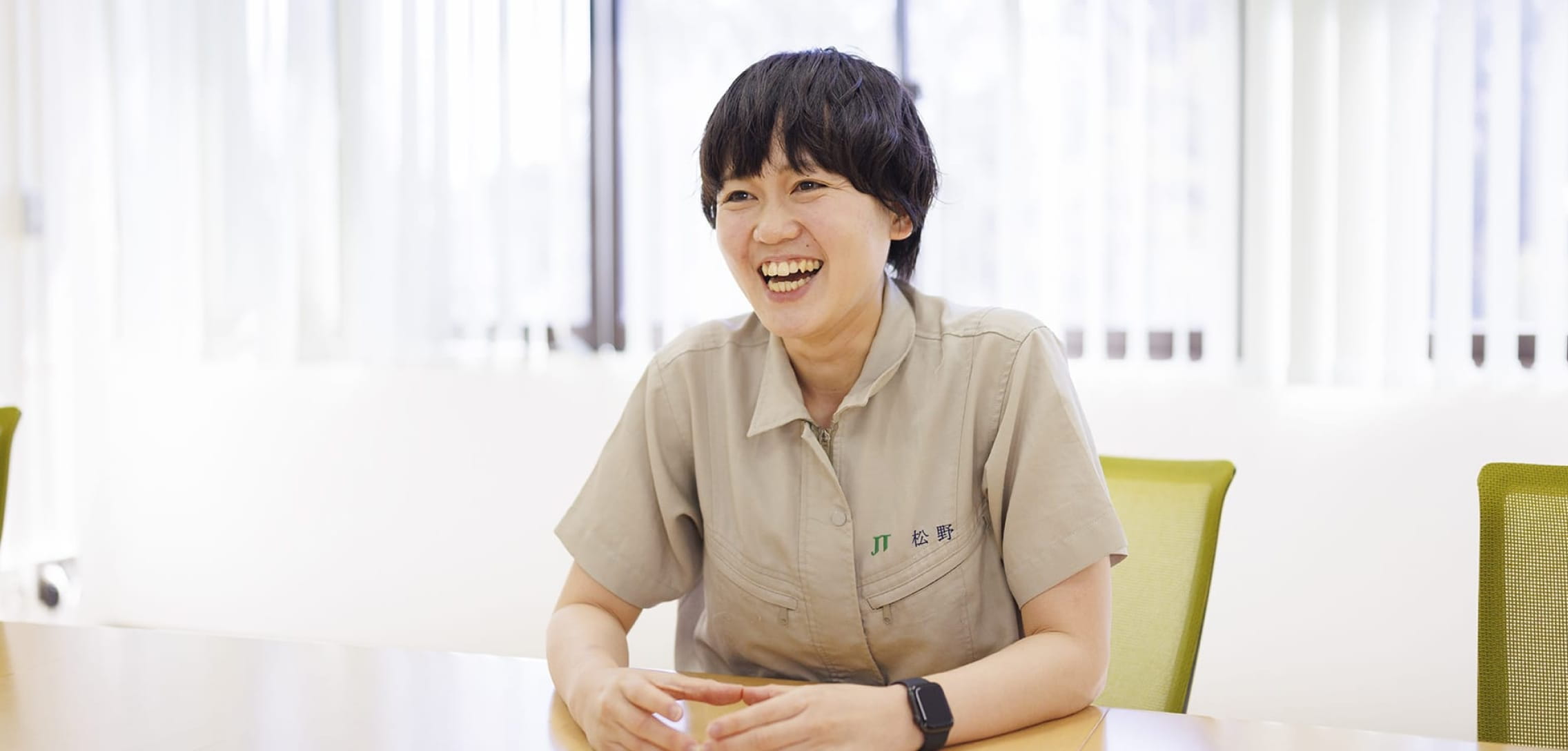 笑顔でインタビューに答える松野さんの写真