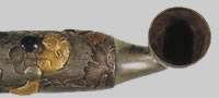 「銀砧形葡萄栗鼠図きせる（25.2cm）」 ブドウの実をはむリスが表現された品。リスやブドウなど、彫りへの着色にも気が配られている。