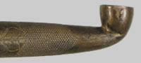 「銀魚々子地御殿形紋章入りきせる（25.6cm）」 魚々子（ななこ）と呼ばれる技法で装飾。魚々子とは細かい粟粒のような文様を施す、キセル装飾の代表的な技法の一つだ。